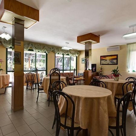 Hotel Valentino Pinarella Exteriér fotografie