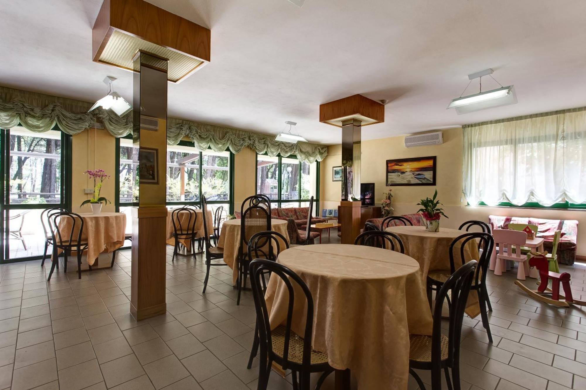 Hotel Valentino Pinarella Exteriér fotografie