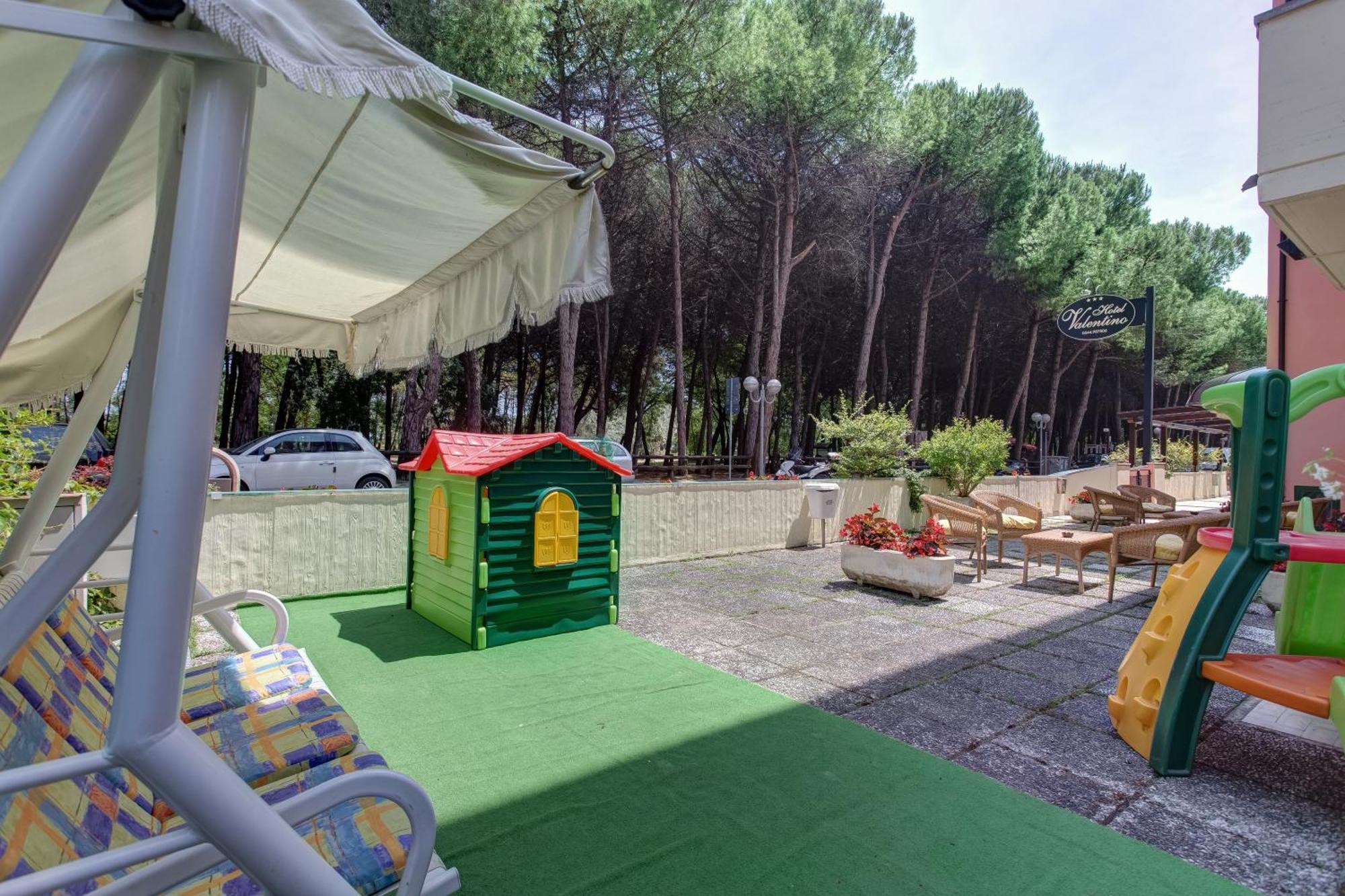 Hotel Valentino Pinarella Exteriér fotografie