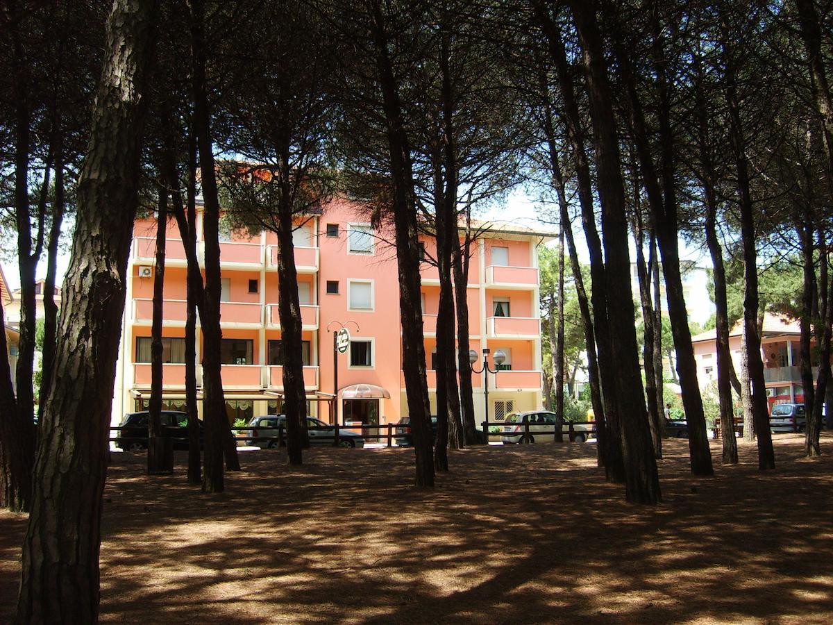 Hotel Valentino Pinarella Exteriér fotografie