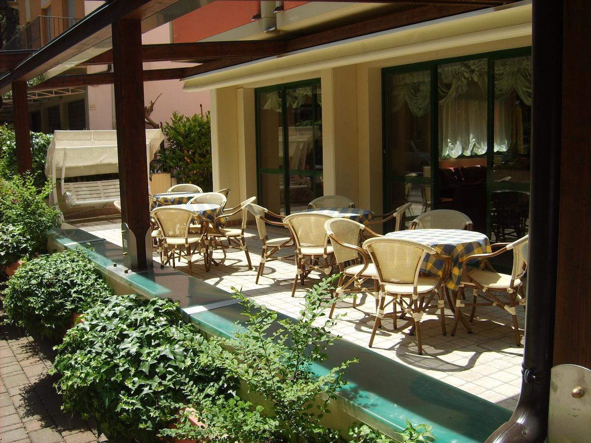 Hotel Valentino Pinarella Exteriér fotografie
