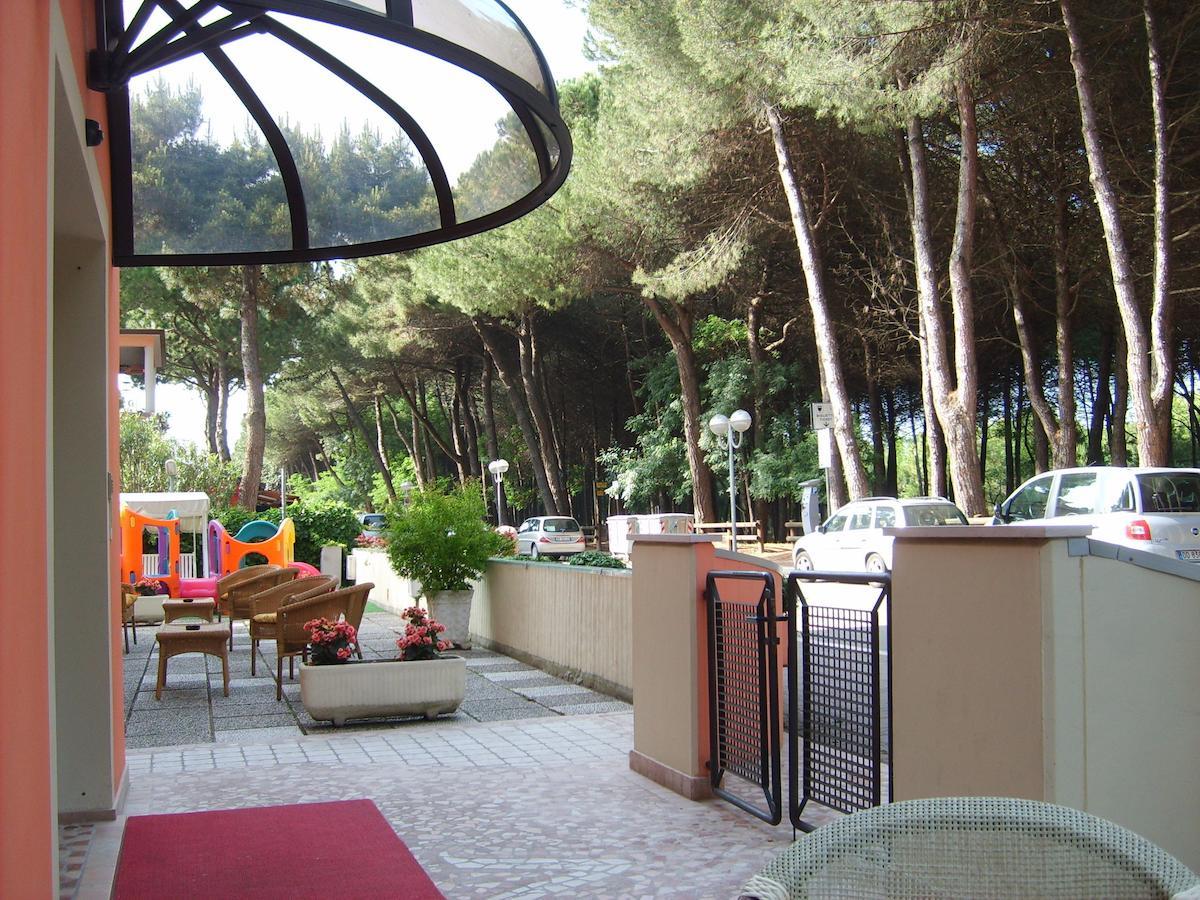 Hotel Valentino Pinarella Exteriér fotografie