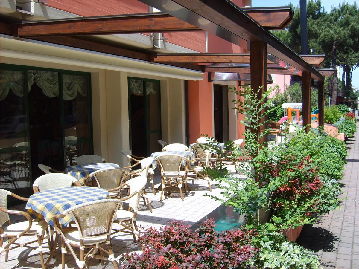 Hotel Valentino Pinarella Exteriér fotografie